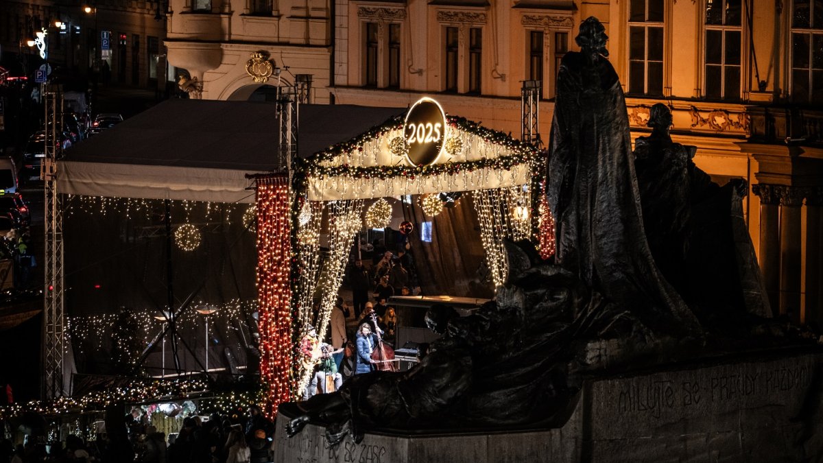 Na Staroměstském náměstí se rozsvítil vánoční strom. (29.11.2025) 