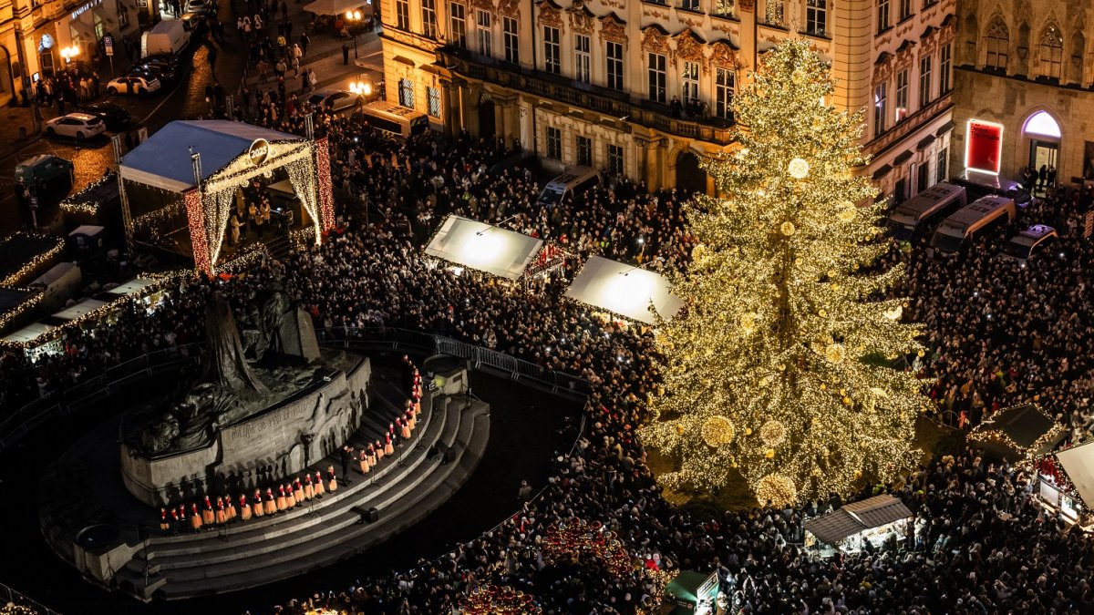 Na Staroměstském náměstí se rozsvítil vánoční strom. (29.11.2025) 