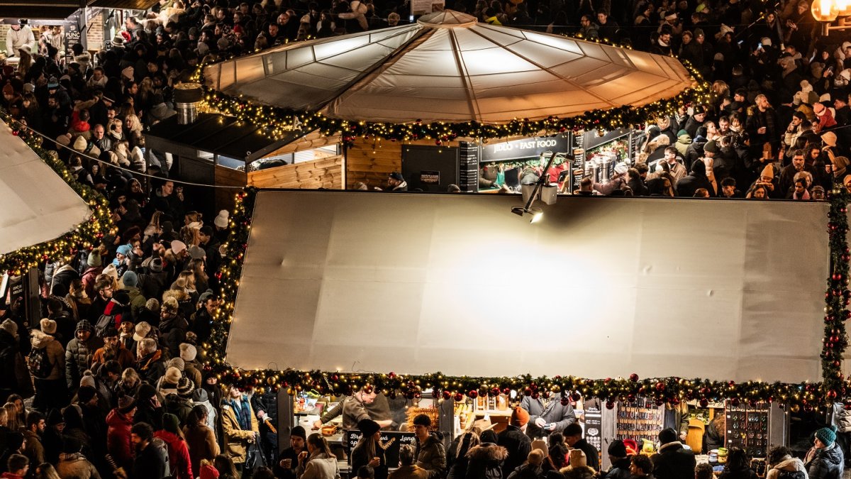 Na Staroměstském náměstí se rozsvítil vánoční strom. (29.11.2025) 