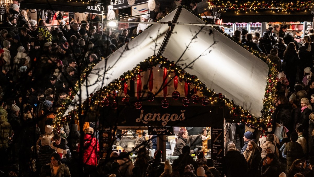 Na Staroměstském náměstí se rozsvítil vánoční strom. (29.11.2025) 