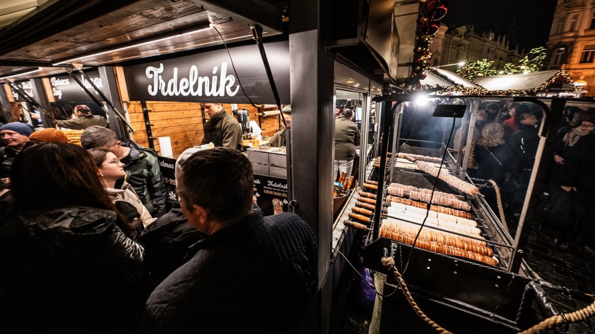 Na Staroměstském náměstí se rozsvítil vánoční strom. (29.11.2025) 