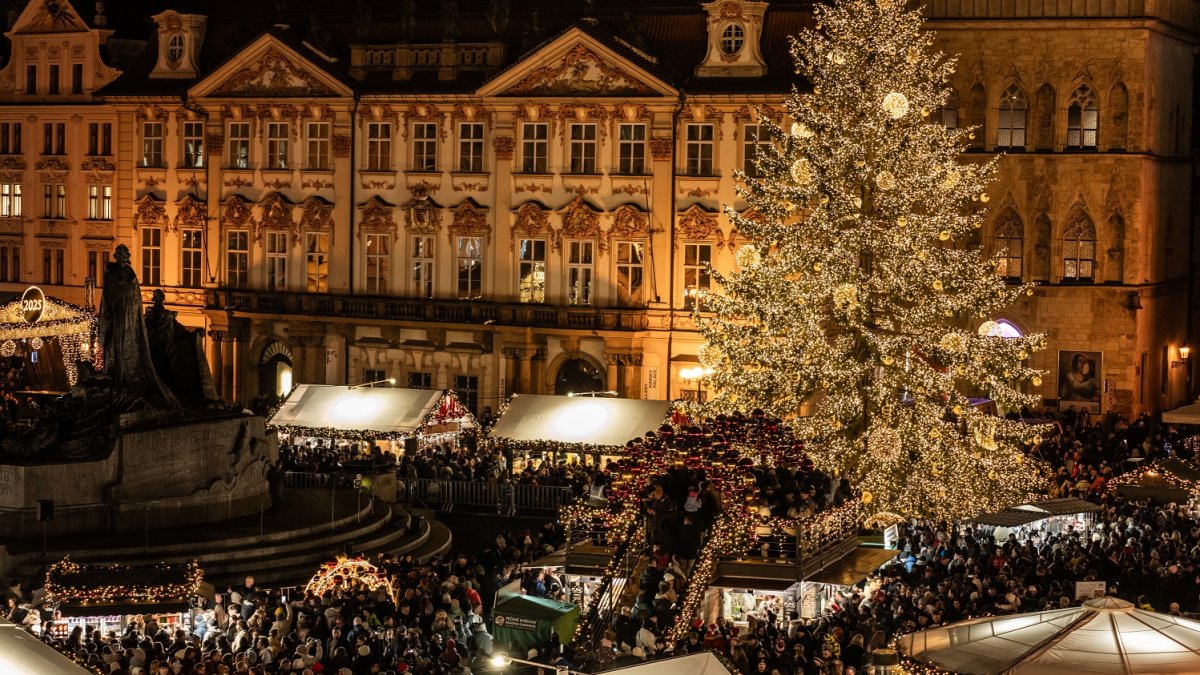 Na Staroměstském náměstí se rozsvítil vánoční strom. (29.11.2025) 
