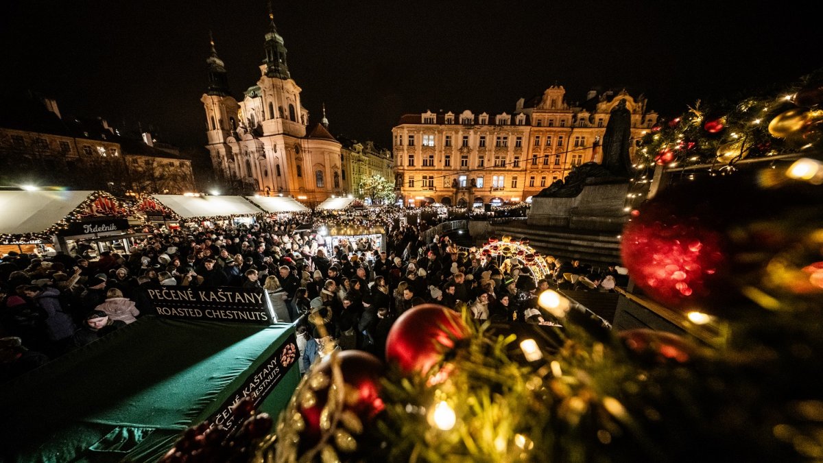 Na Staroměstském náměstí se rozsvítil vánoční strom. (29.11.2025) 