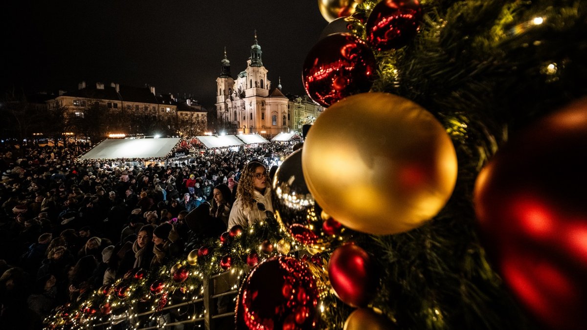Na Staroměstském náměstí se rozsvítil vánoční strom. (29.11.2025) 