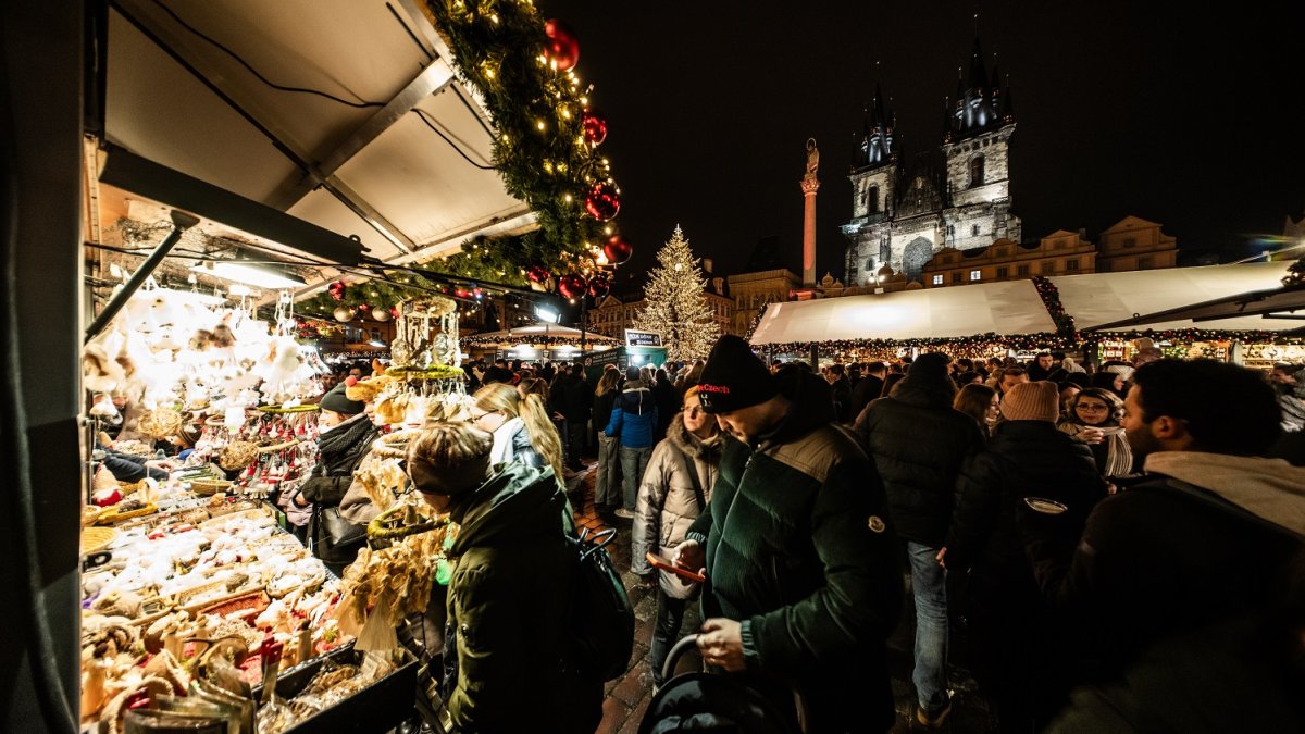 Na Staroměstském náměstí se rozsvítil vánoční strom. (29.11.2025) 