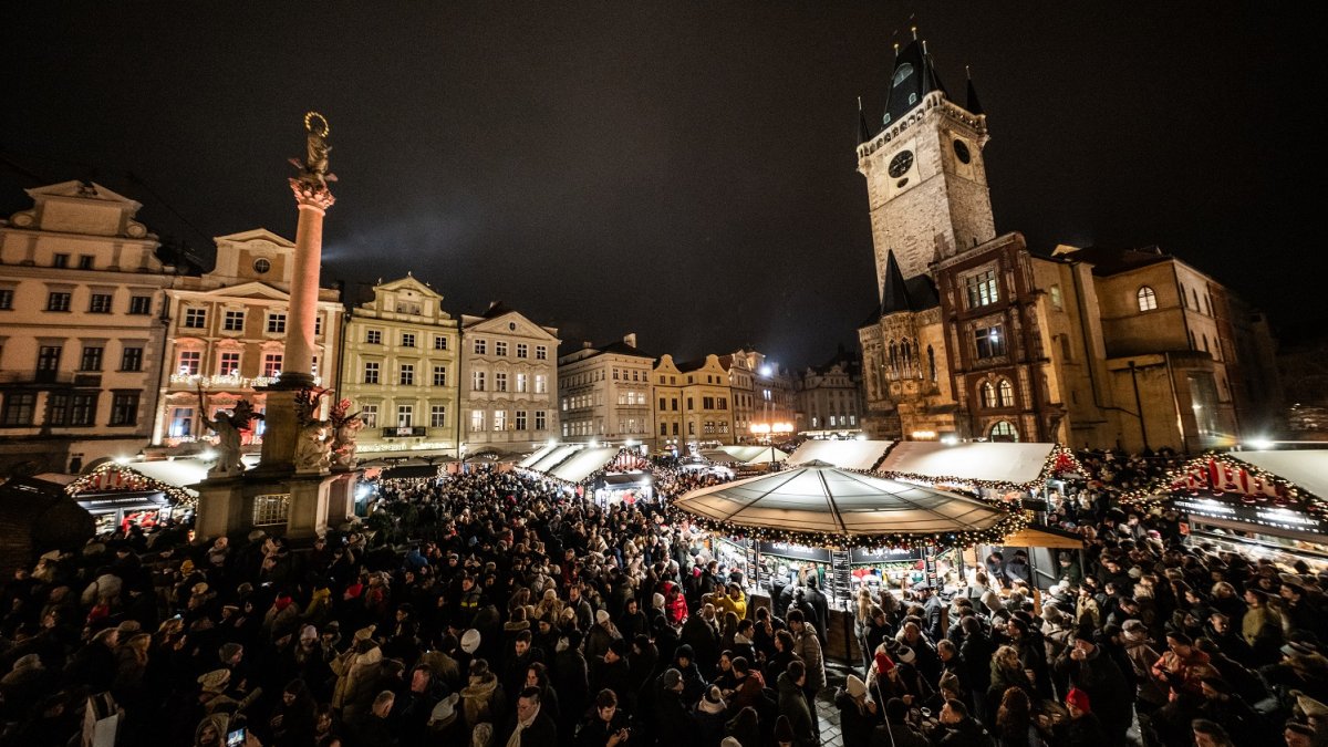 Na Staroměstském náměstí se rozsvítil vánoční strom. (29.11.2025) 