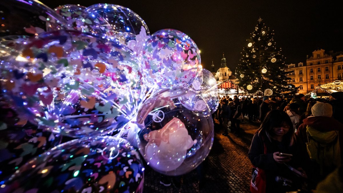 Na Staroměstském náměstí se rozsvítil vánoční strom. (29.11.2025) 