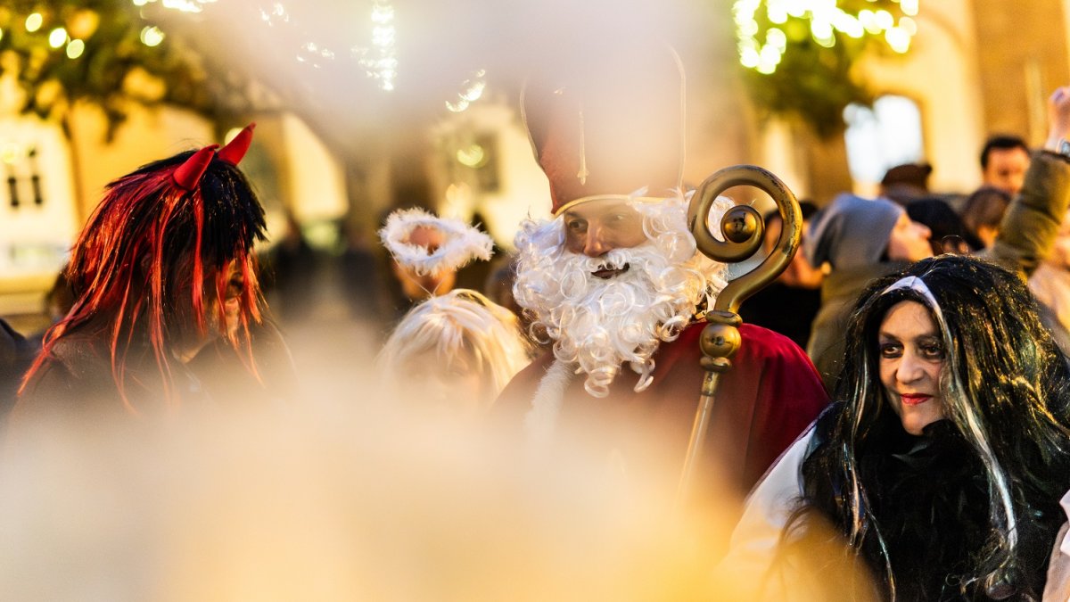 Mikuláš se svou partou andělů a čertů v Praze 