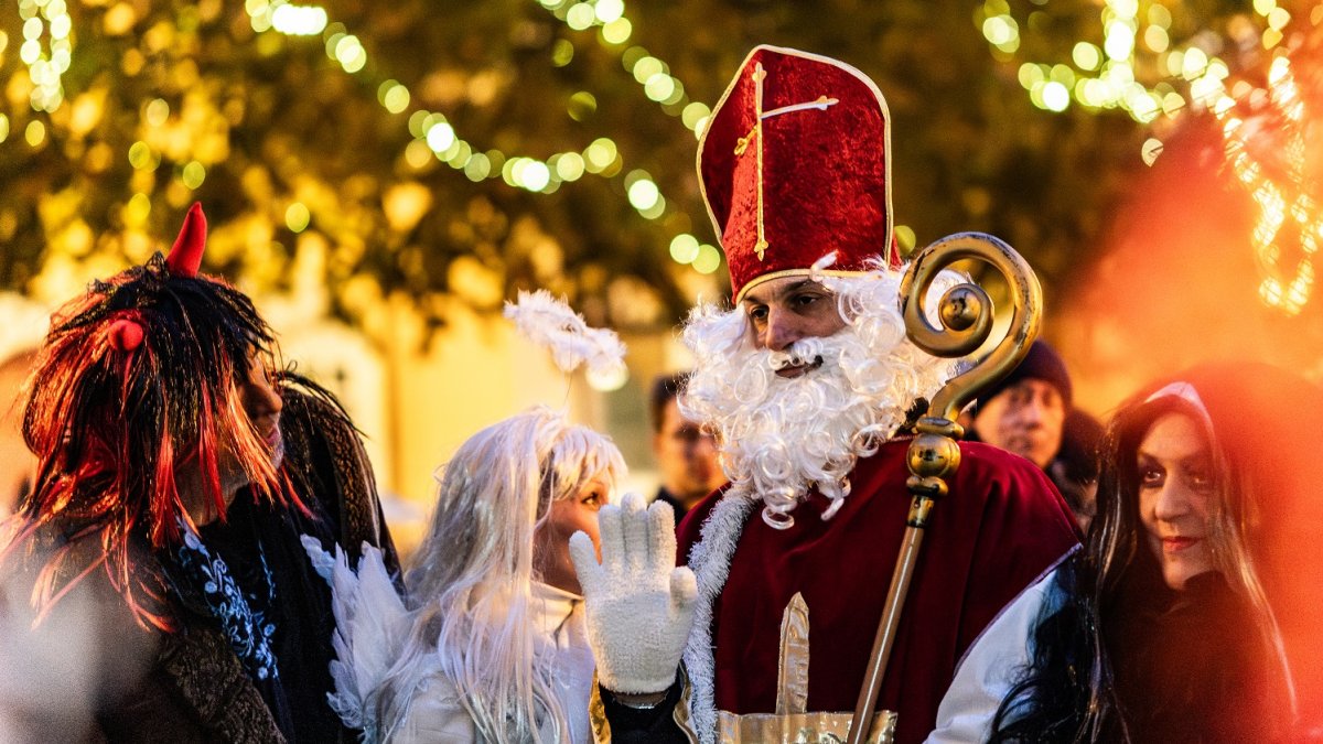 Mikuláš se svou partou andělů a čertů v Praze 