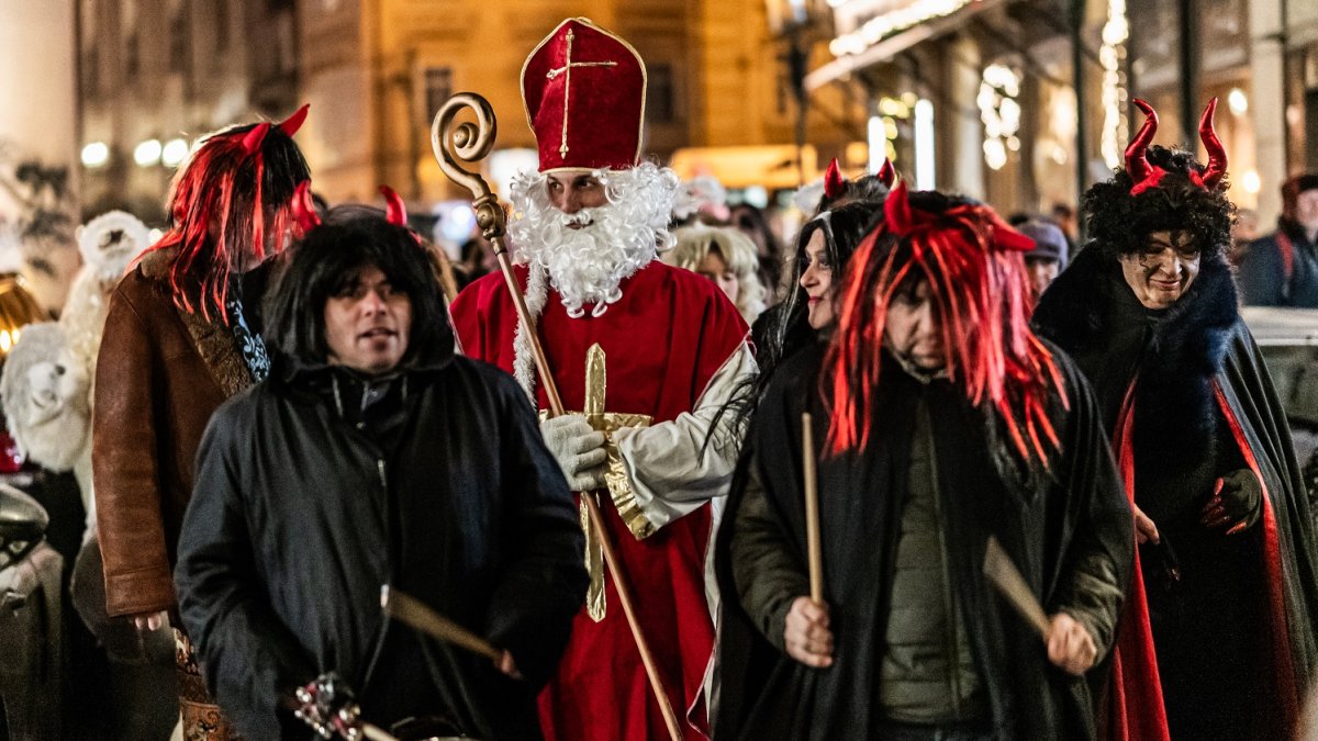 Mikuláš se svou partou andělů a čertů v Praze 