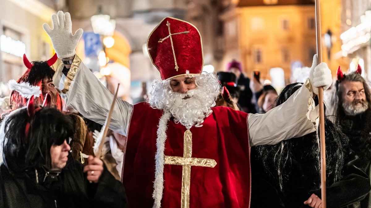 Mikuláš se svou partou andělů a čertů v Praze 