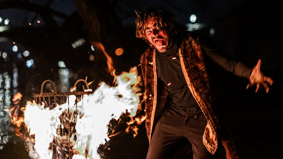 Mikuláš se svou partou andělů a čertů v Praze 