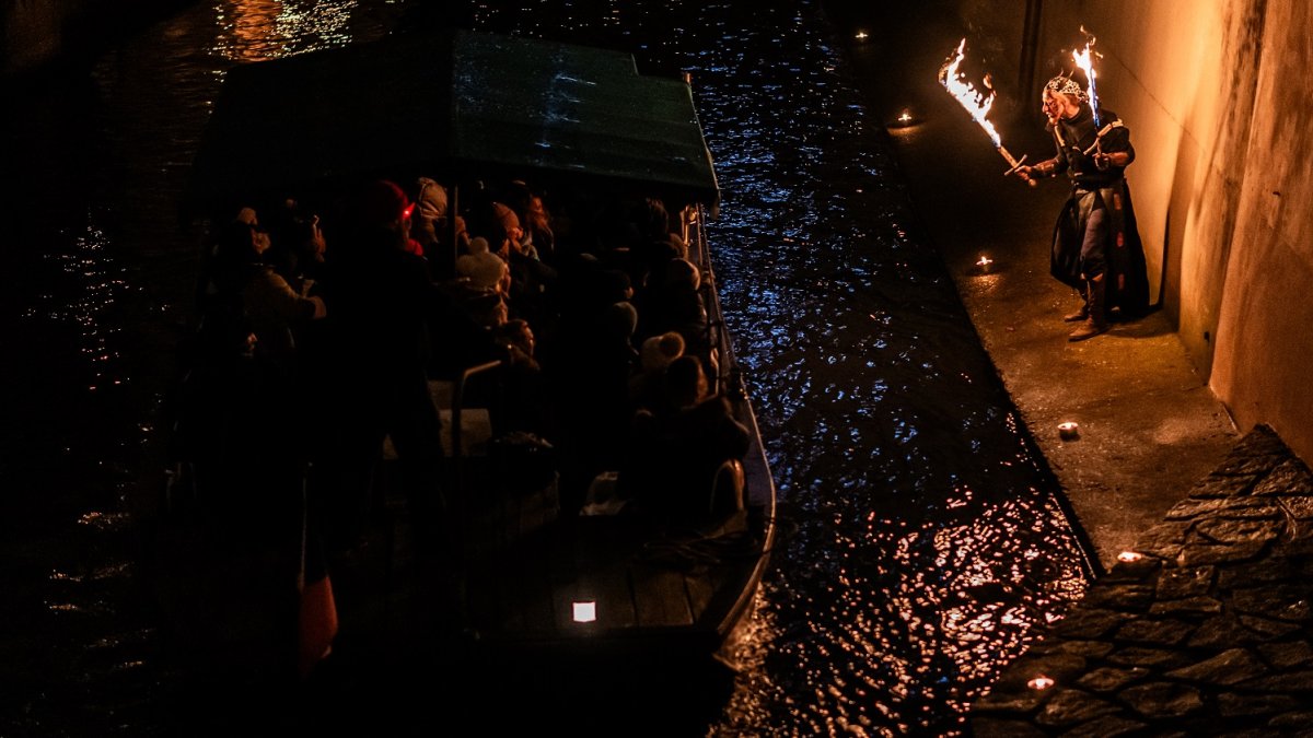 Mikuláš se svou partou andělů a čertů v Praze 