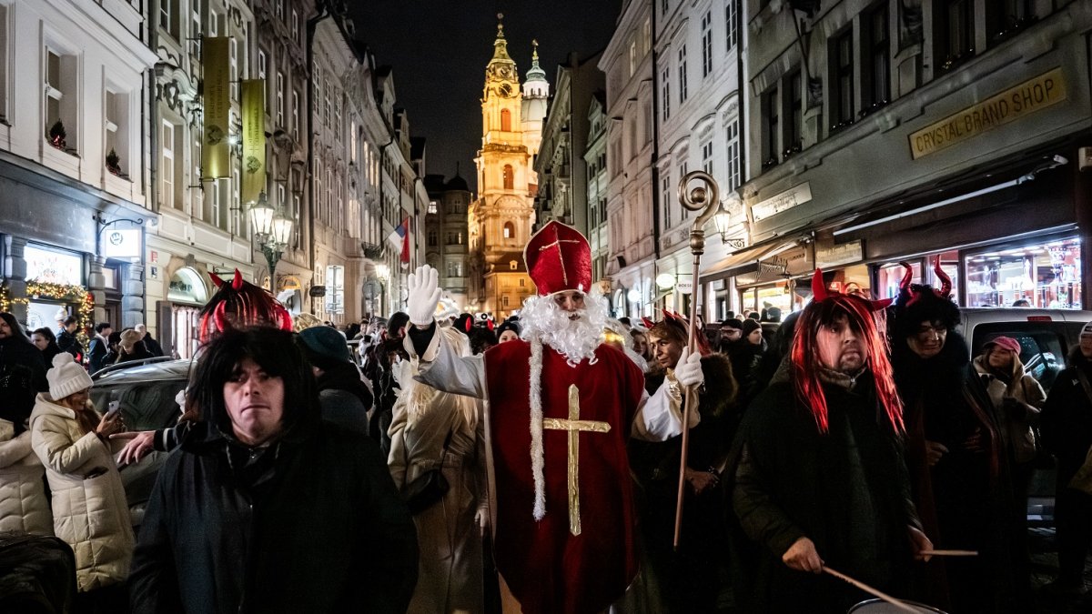 Mikuláš se svou partou andělů a čertů v Praze 