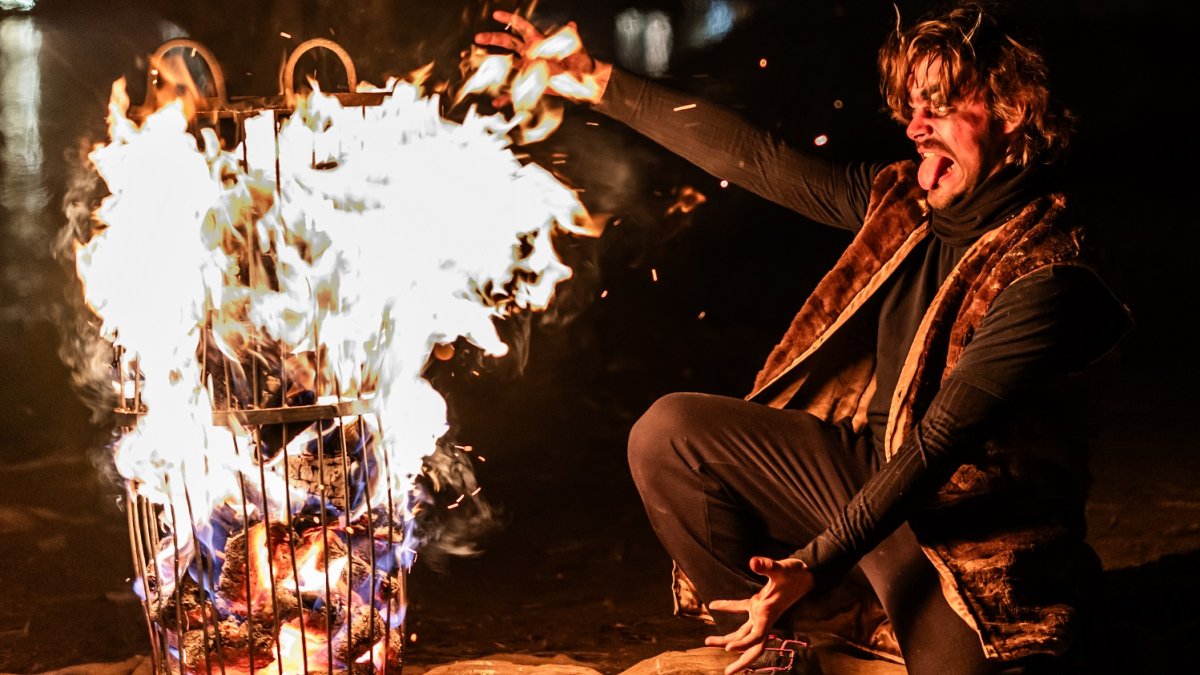 Mikuláš se svou partou andělů a čertů v Praze 