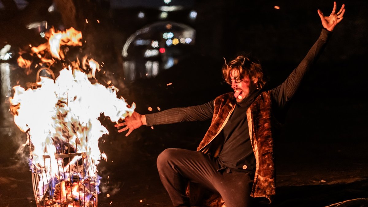 Mikuláš se svou partou andělů a čertů v Praze 