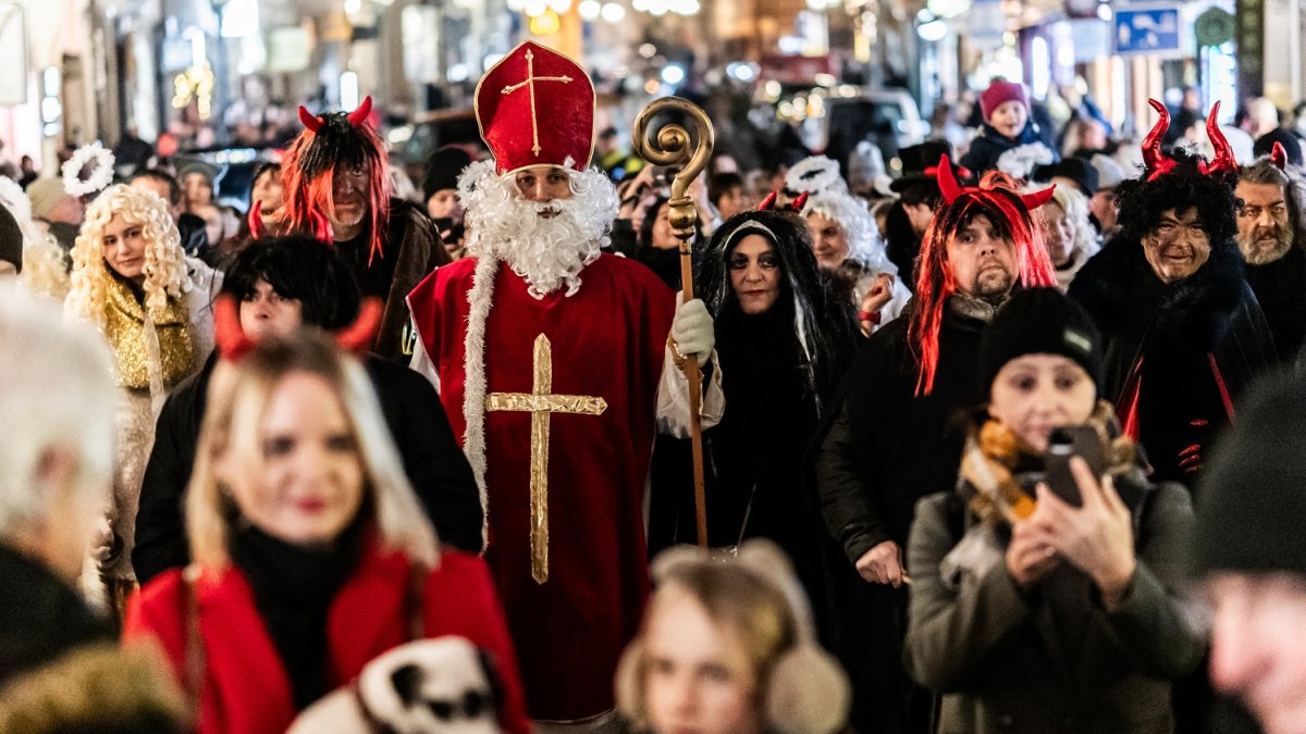 Mikuláš se svou partou andělů a čertů v Praze 