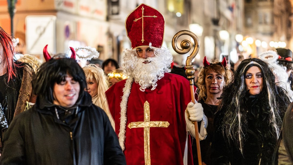 Mikuláš se svou partou andělů a čertů v Praze 