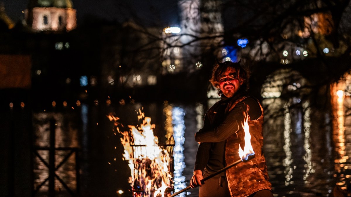 Mikuláš se svou partou andělů a čertů v Praze 