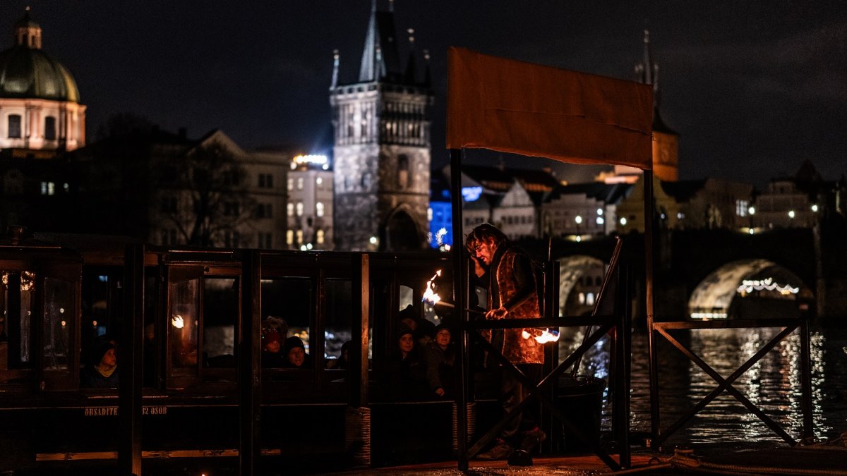 Mikuláš se svou partou andělů a čertů v Praze 