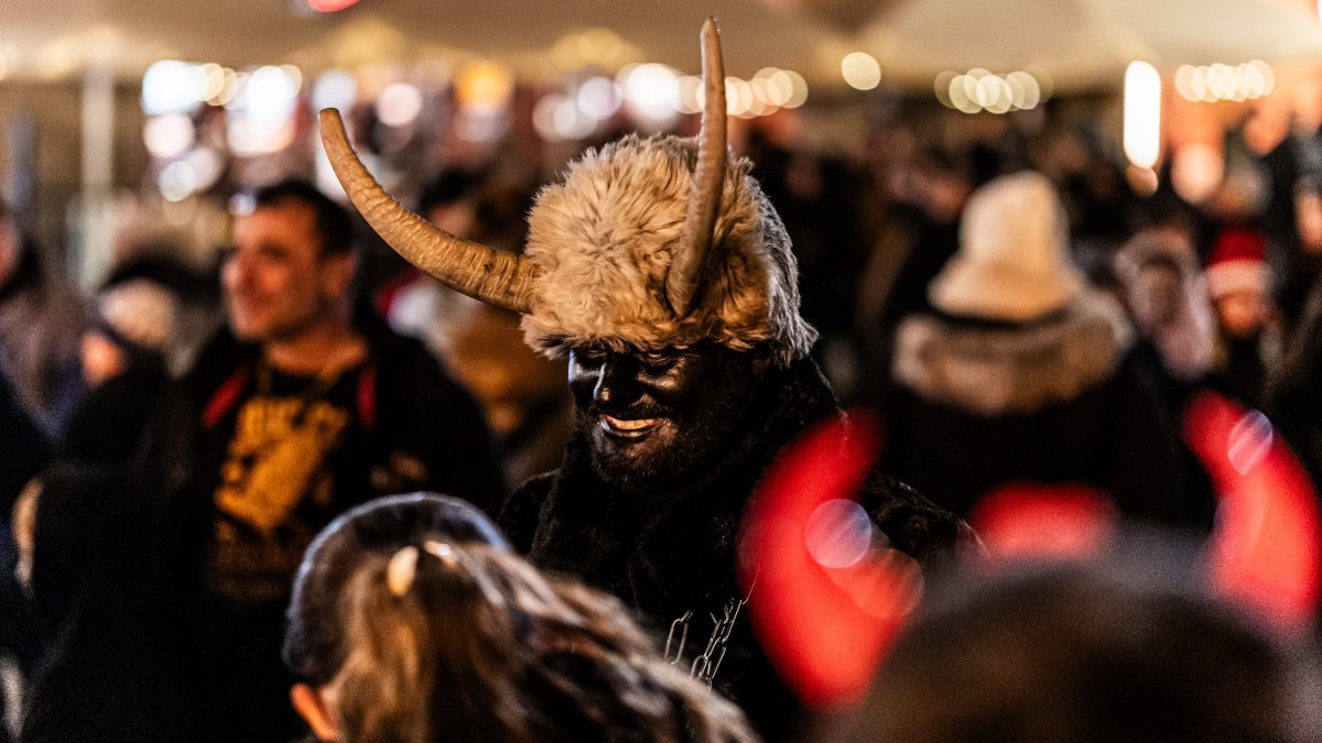 Mikuláš se svou partou andělů a čertů v Praze 