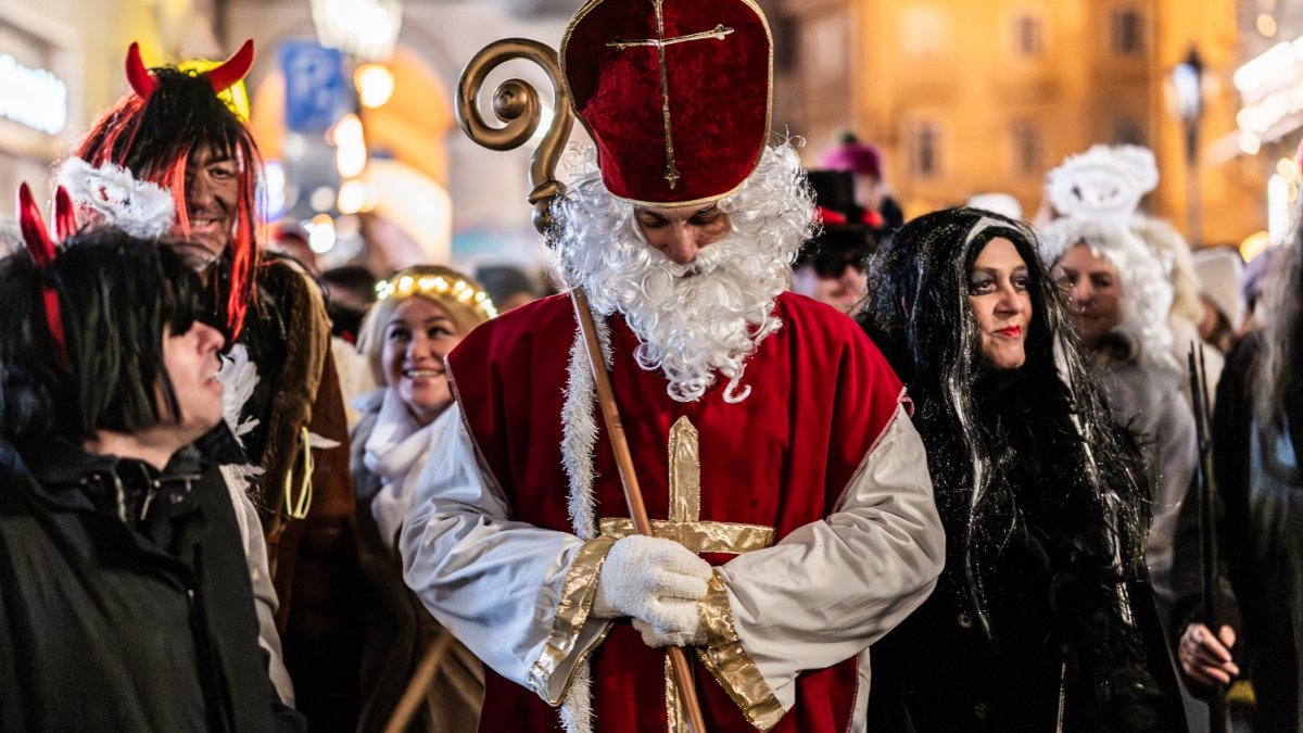 Mikuláš se svou partou andělů a čertů v Praze 