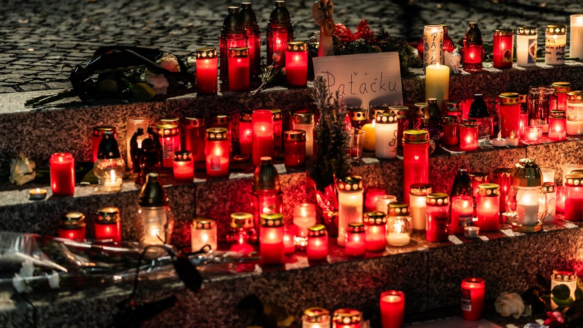 Pietní místo pro Patrika Hezuckého před budovou Evropy 2