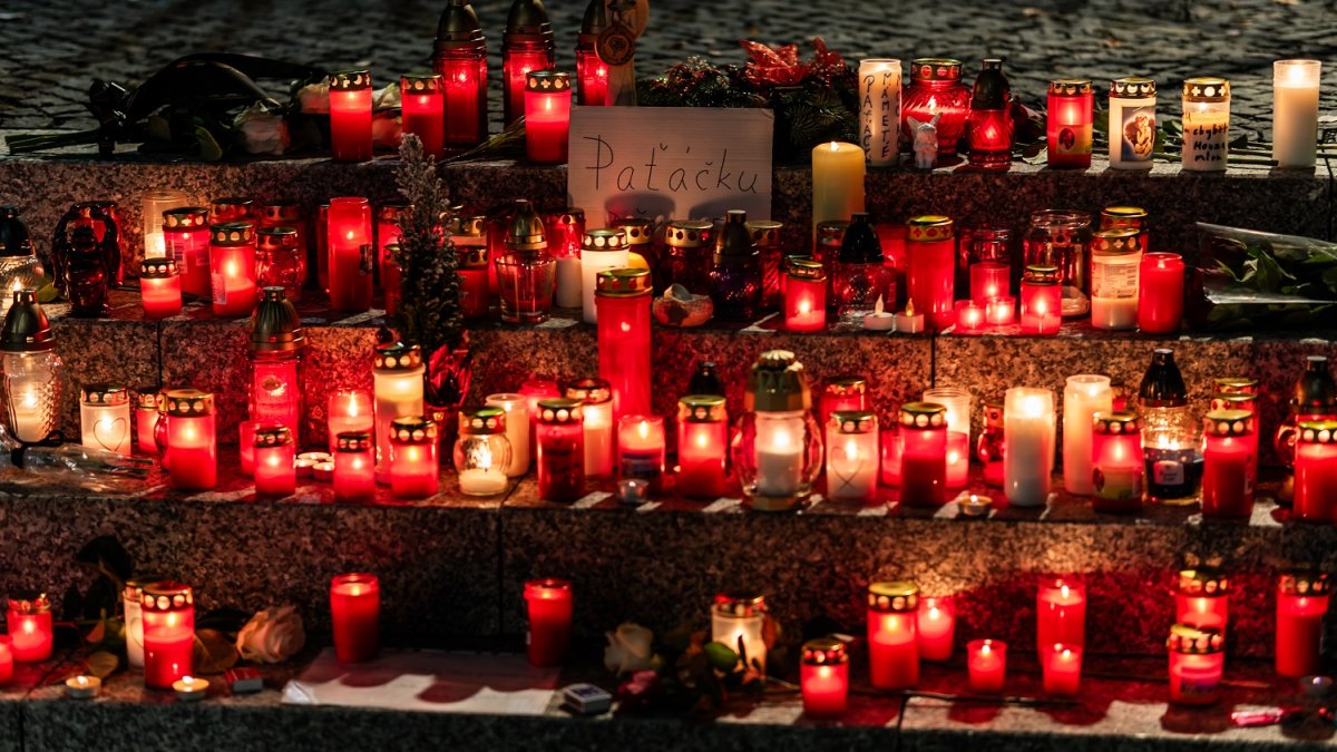 Pietní místo pro Patrika Hezuckého před budovou Evropy 2