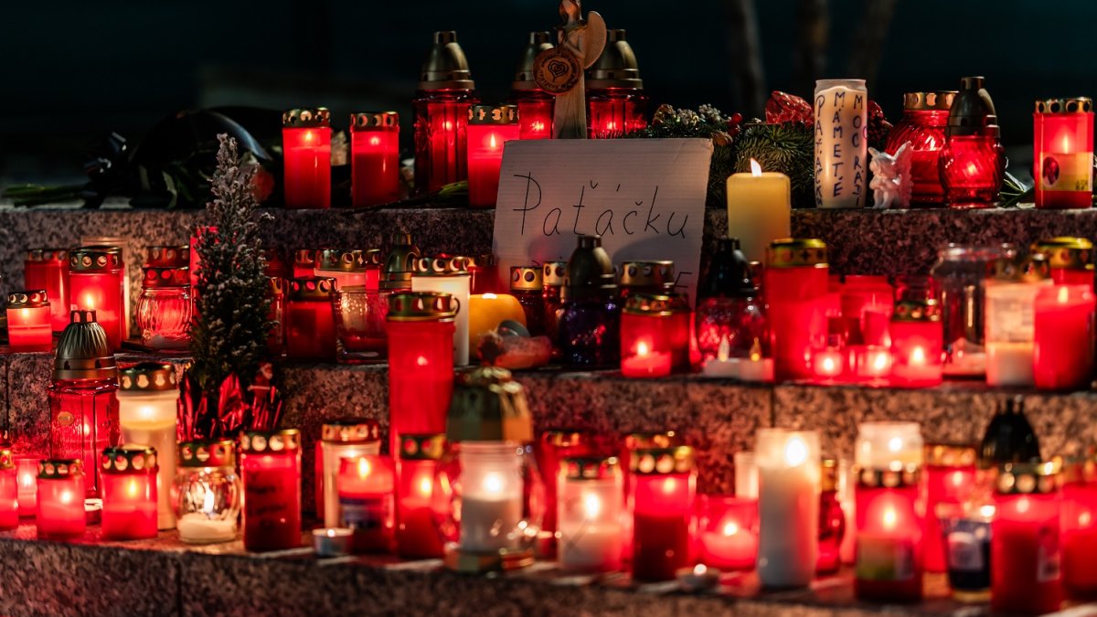 Pietní místo pro Patrika Hezuckého před budovou Evropy 2