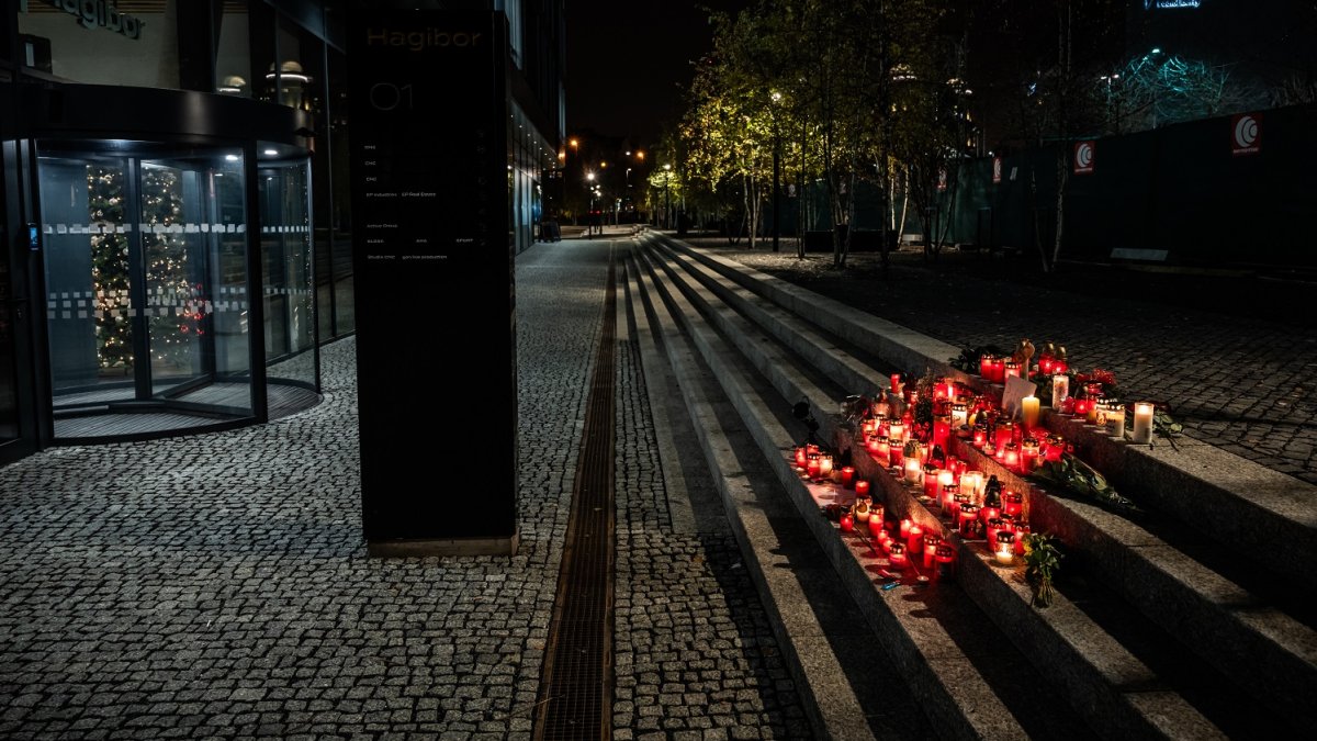 Pietní místo pro Patrika Hezuckého před budovou Evropy 2