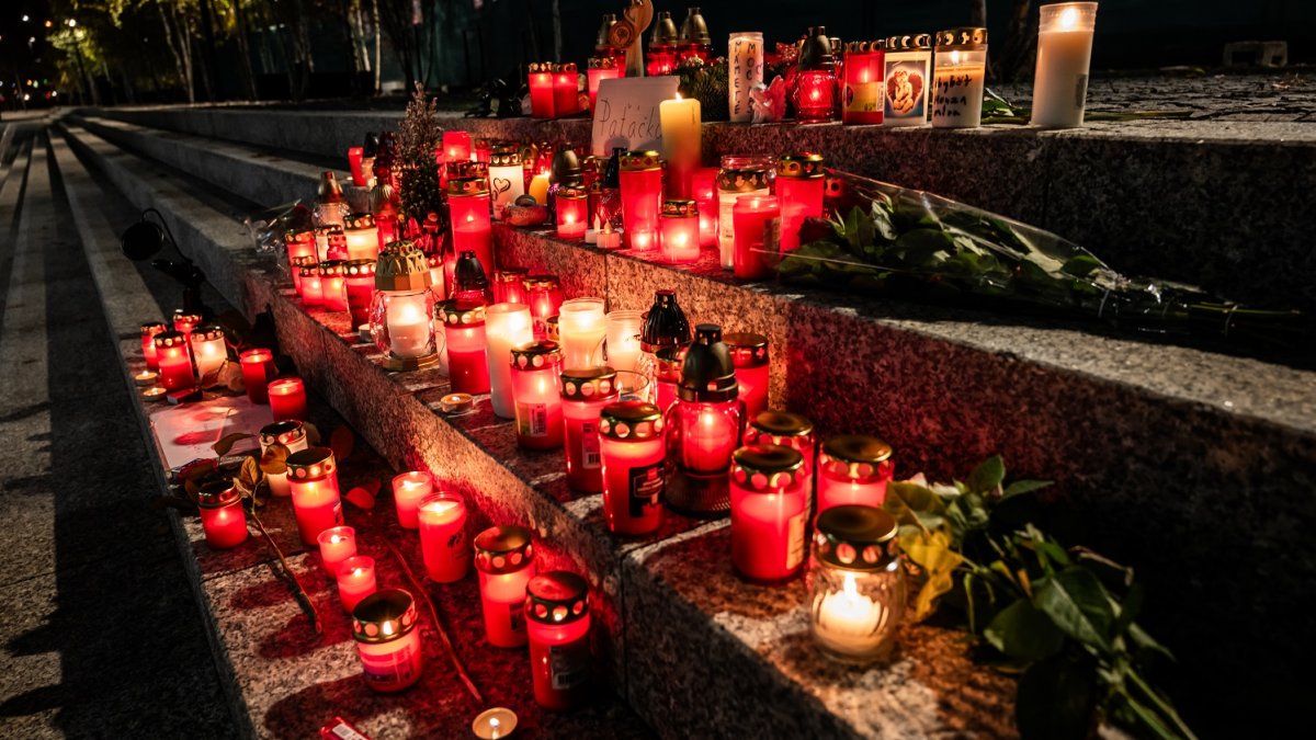 Pietní místo pro Patrika Hezuckého před budovou Evropy 2