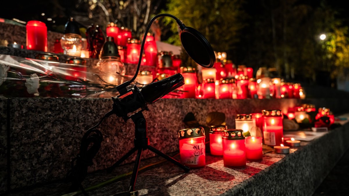 Pietní místo pro Patrika Hezuckého před budovou Evropy 2