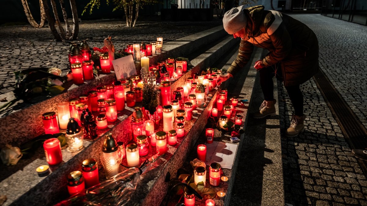 Pietní místo pro Patrika Hezuckého před budovou Evropy 2