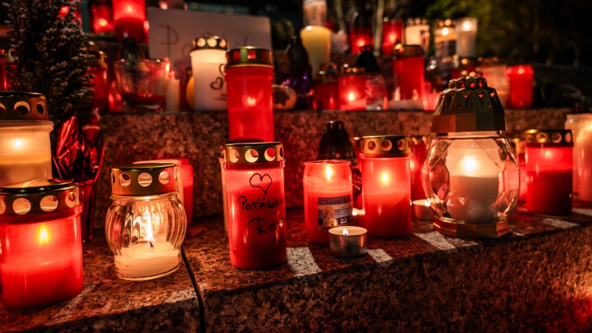 Pietní místo pro Patrika Hezuckého před budovou Evropy 2