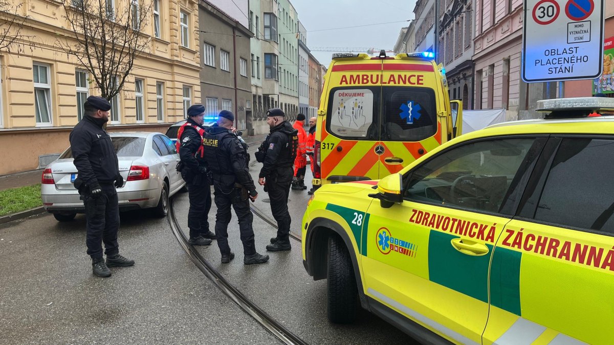 Policie zasahuje na místě činu v Mostecké ulici. (8.12.2025)