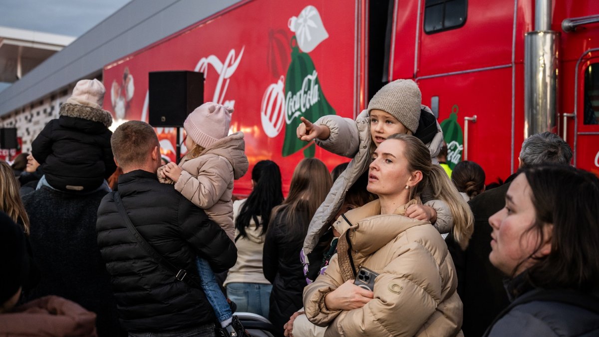 Coca-Cola vánoční kamion zahájil svoji trasu u Westfieldu Černý Most (10.12.2025)