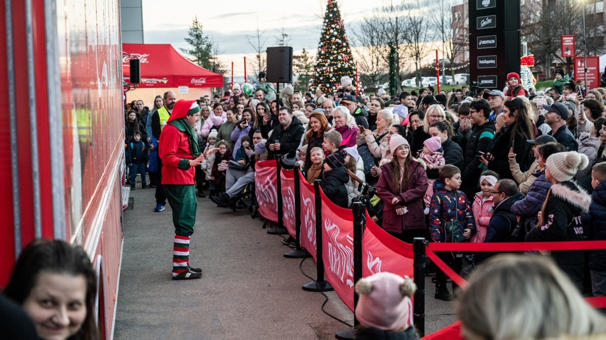 Coca-Cola vánoční kamion zahájil svoji trasu u Westfieldu Černý Most (10.12.2025)