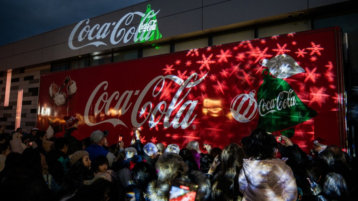 Coca-Cola vánoční kamion zahájil svoji trasu u Westfieldu Černý Most (10.12.2025)