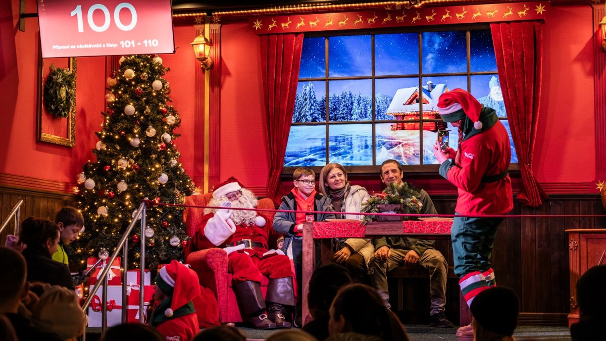 Coca-Cola vánoční kamion zahájil svoji trasu u Westfieldu Černý Most (10.12.2025)