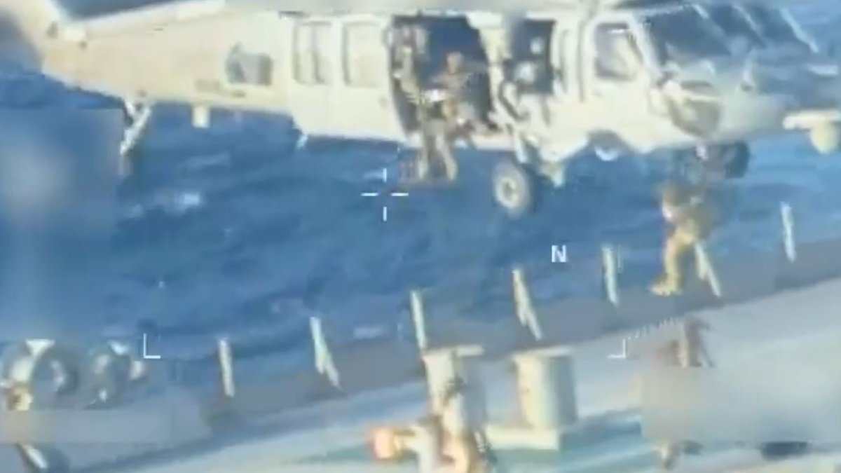 Ozbrojené jednotky slaňují z vrtulníku na loď