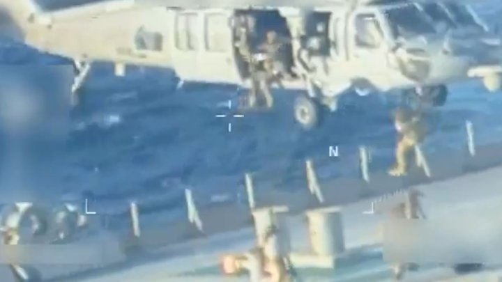 Ozbrojené jednotky slaňují z vrtulníku na loď