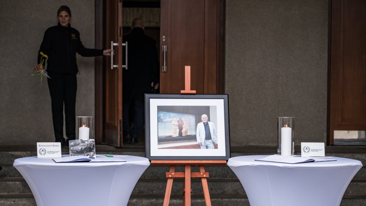 Lidé se rozloučili s kostýmním výtvarníkem Theodorem Pištěkem. (12.12.2025)