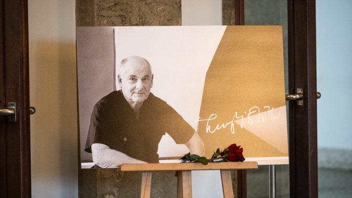 Lidé se rozloučili s kostýmním výtvarníkem Theodorem Pištěkem. (12.12.2025)