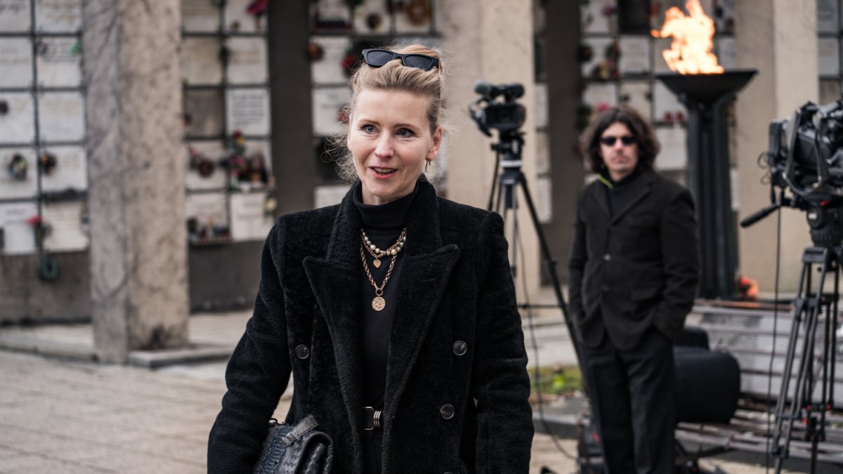 Lidé se rozloučili s kostýmním výtvarníkem Theodorem Pištěkem. (12.12.2025)