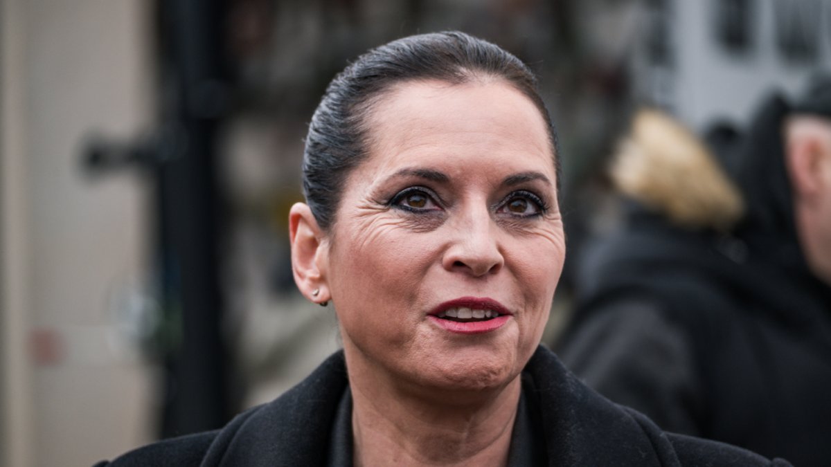 Lidé se rozloučili s kostýmním výtvarníkem Theodorem Pištěkem. (12.12.2025)