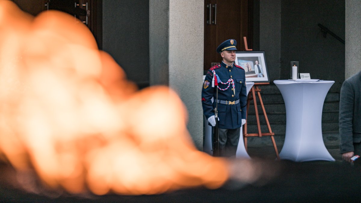 Lidé se rozloučili s kostýmním výtvarníkem Theodorem Pištěkem. (12.12.2025)