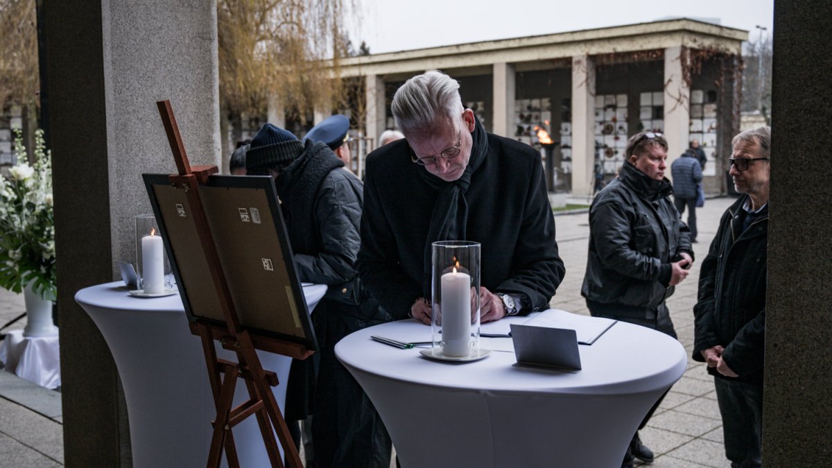 Lidé se rozloučili s kostýmním výtvarníkem Theodorem Pištěkem. (12.12.2025)