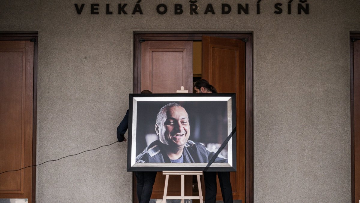 Blízcí a přátelé se rozloučili s moderátorem Patrikem Hezuckým. (12.12.2025)