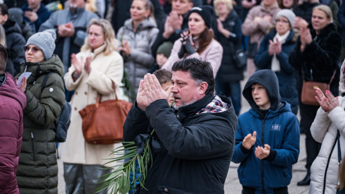 Blízcí a přátelé se rozloučili s moderátorem Patrikem Hezuckým. (12.12.2025)