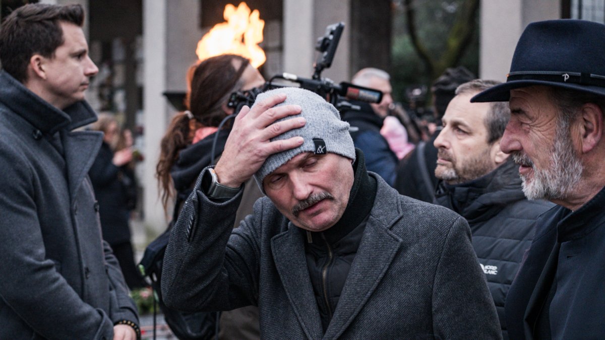 Blízcí a přátelé se rozloučili s moderátorem Patrikem Hezuckým. (12.12.2025)